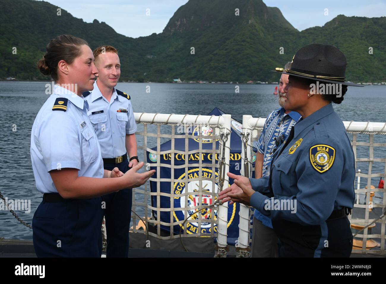 Die Cutter Harriet Lane (WMEC 903) und die Crew beherbergen am 1. Februar 2024 amerikanische samoanische Führer an Bord des Cutters, während sie in Pago Pago, Amerikanisch-Samoa, ankern. Dieser Empfang bot Mitarbeitern der Küstenwache und Führern von Amerikanisch-Samoa die Möglichkeit, über zukünftige Engagements zu diskutieren und darüber zu diskutieren, wie die Küstenwache und Amerikanisch-Samoa zusammenarbeiten können, um die gewünschten Ergebnisse zwischen beiden Einheiten zu erzielen. Küstenwache Stockfoto