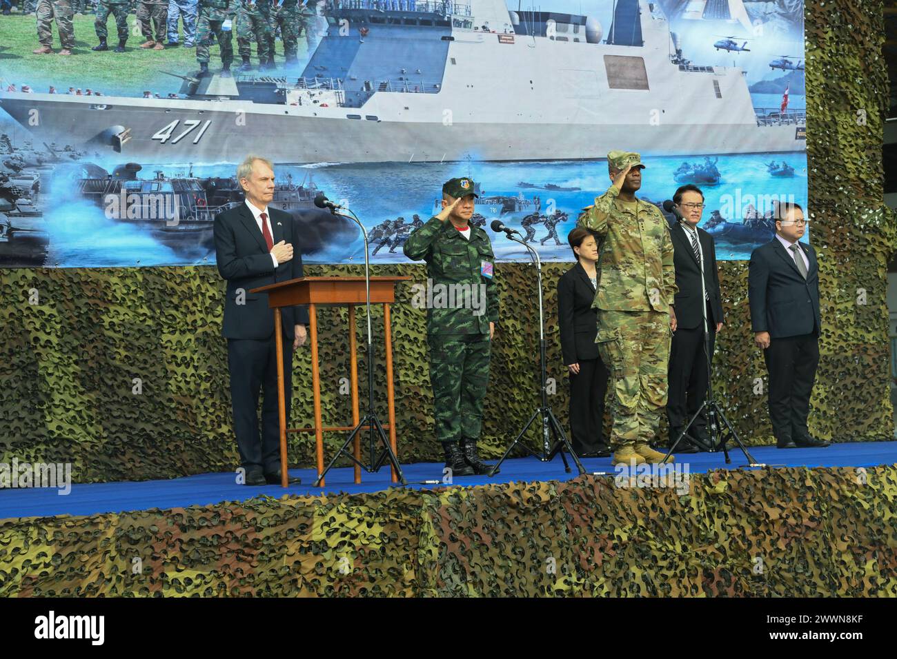 Robert F. Godec, Botschafter der Vereinigten Staaten in Thailand, General Songwit Noonpackdee, Chief of Defence Forces der Royal Thai Armed Forces, und Lt. General Xavier T. Brunson, Commanding General des I Corps und der Joint Base Lewis-McChord, führen die Eröffnungszeremonie der Cobra Gold-Trainingsübung in der Provinz Rayong durch, das Königreich Thailand. Cobra Gold ist die größte gemeinsame Übung auf dem asiatischen Festland und ein konkretes Beispiel für die starke Allianz und strategische Beziehung zwischen Thailand und den Vereinigten Staaten. Dies ist die 43. Wiederholung der multilateralen Übung vom 27. Februar bis März Stockfoto