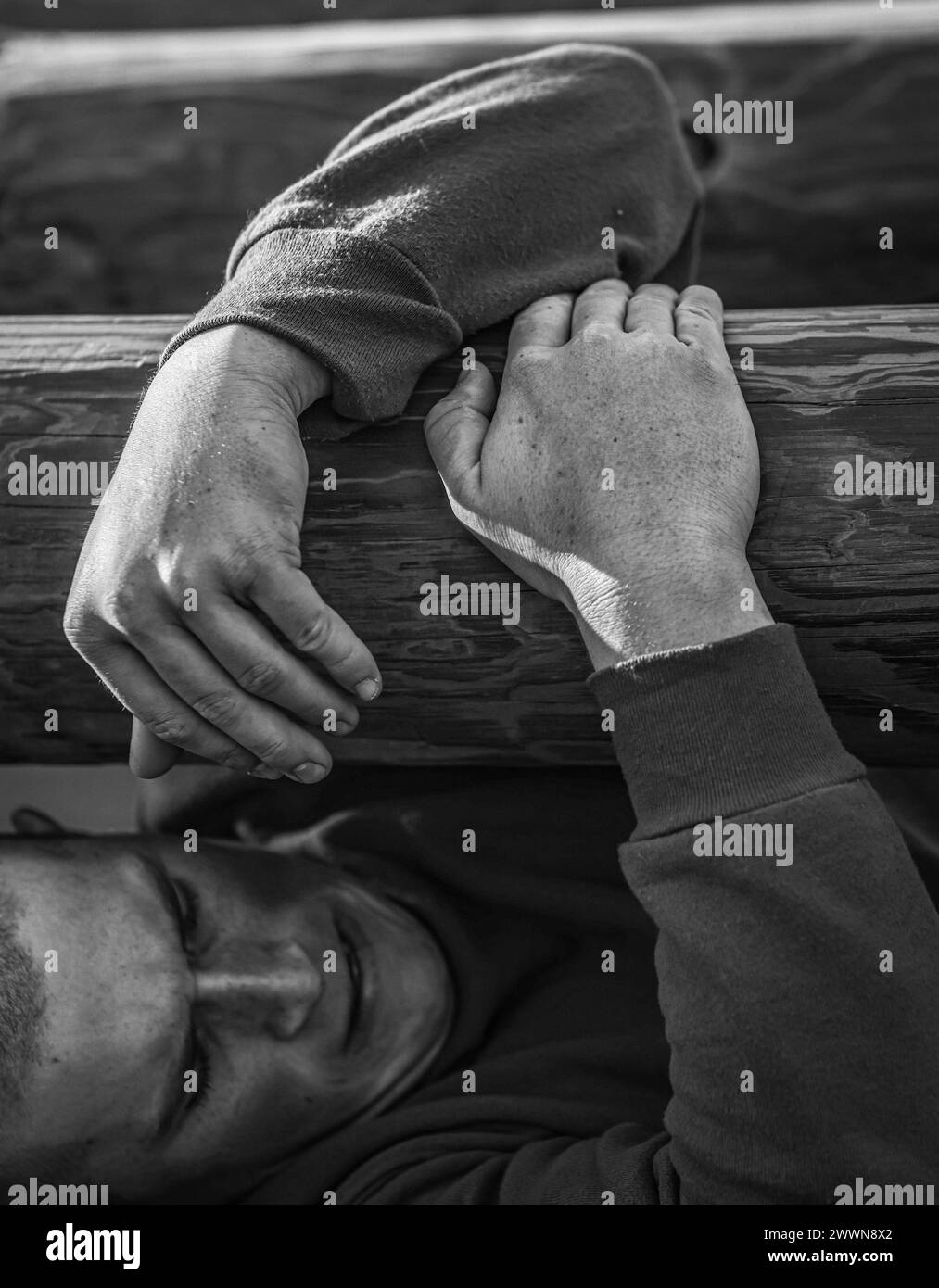 Rekruten mit der Lima Company, 3. Rekruten-Ausbildungsbataillon, führen den Confidence-Kurs im Marine Corps Recruit Depot Parris Island, S.C., 21. Februar 2024 durch. Nach Demonstrationen überwinden Rekruten verschiedene physische und geistige Herausforderungen. Marine Corps Stockfoto