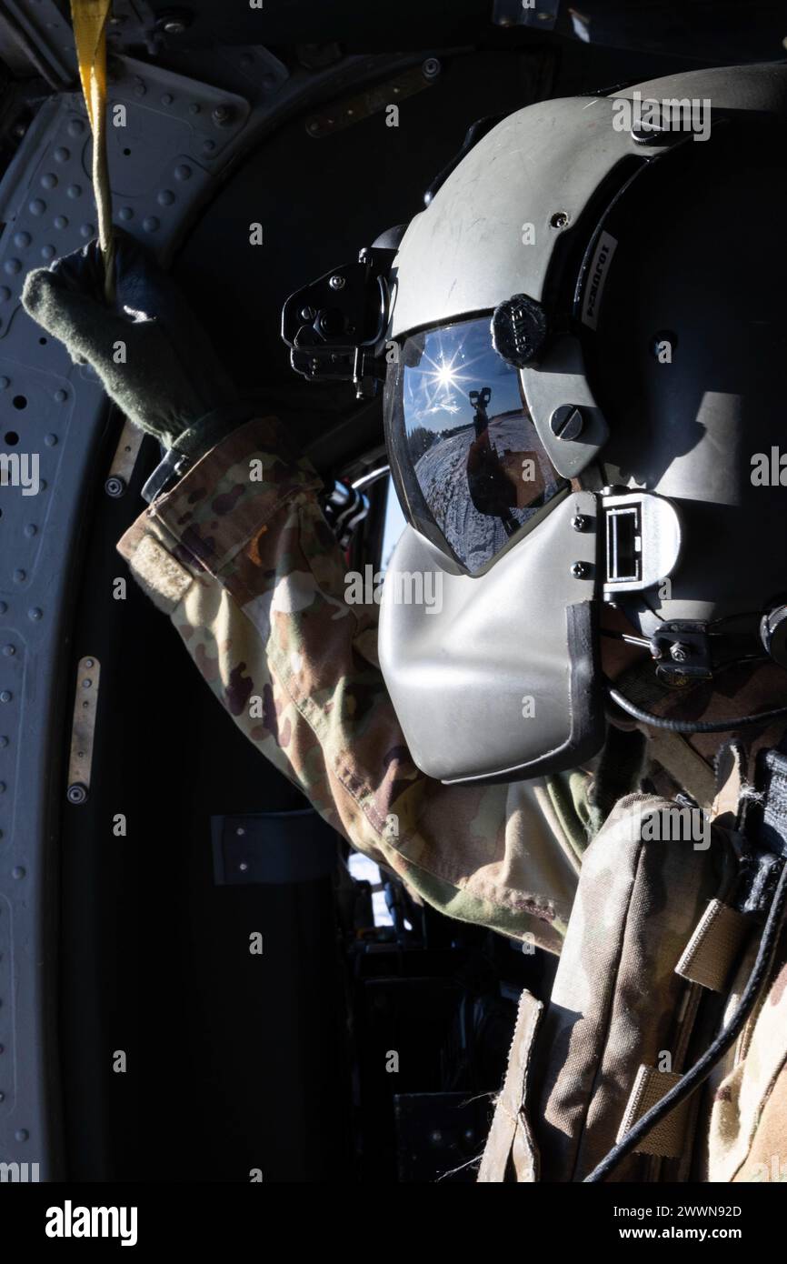 Soldaten mit 3-10 General Support Aviation Battalion absolvieren am 6. Februar 2024 in Fort Drum, New York, die Luftwaffenausbildung. Soldaten werden auf ihre Fähigkeit getestet, Ziele zu treffen, während sie in einem UH-60L Blackhawk Hubschrauber fahren. Armee Stockfoto