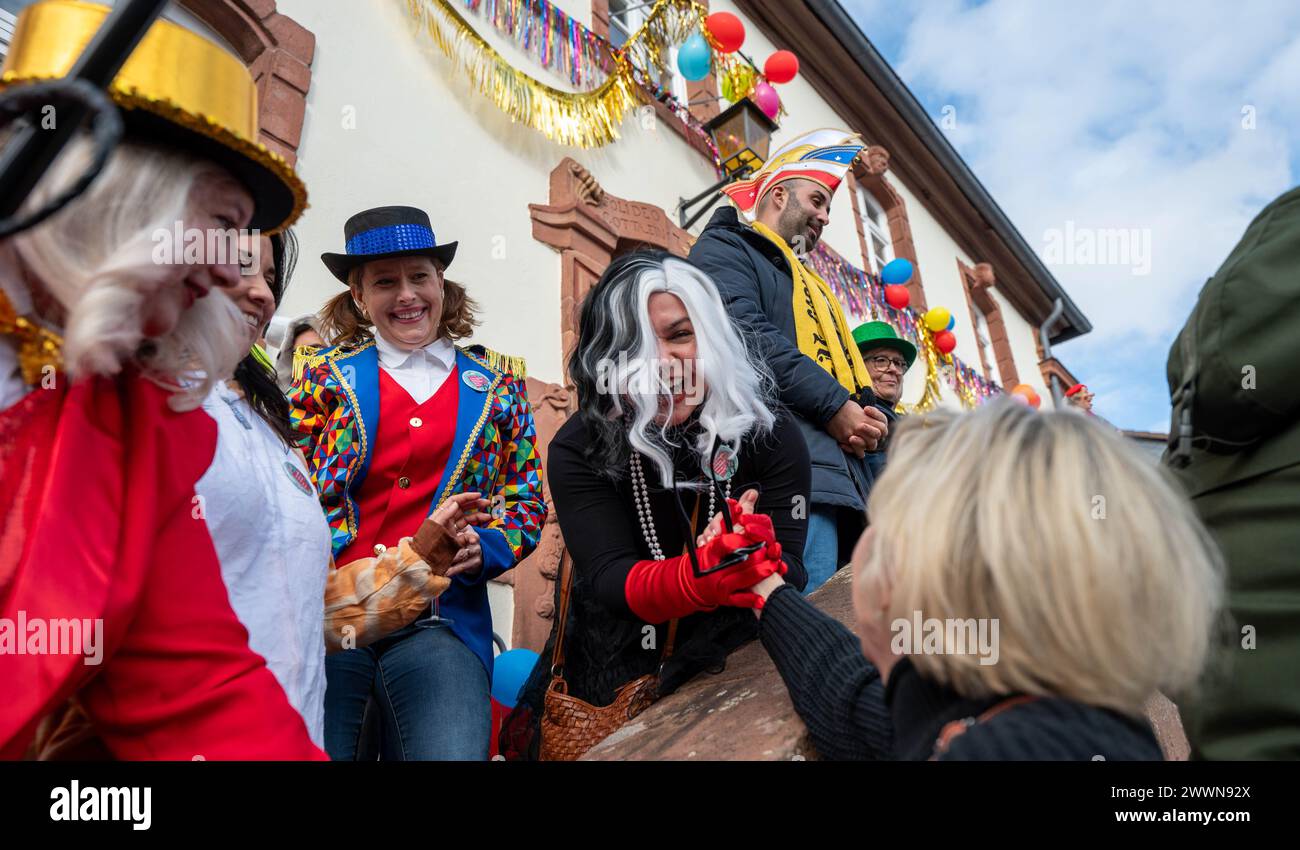 Dede Musa, Ehepartner des stellvertretenden Kommandeurs des 86. Luftbrücke-Flügels, begrüßt einen Freund während der 73. Jährlichen Ramstein Fasching Parade in Ramstein-Miesenbach, Deutschland, 13. Februar 2024. Fasching ist eine Feier der skurrilen Seite des Lebens mit farbenfrohen Paraden, Kostümen und Musik. Mehr als 14.000 Teilnehmer nahmen an der diesjährigen Parade Teil. Luftwaffe Stockfoto