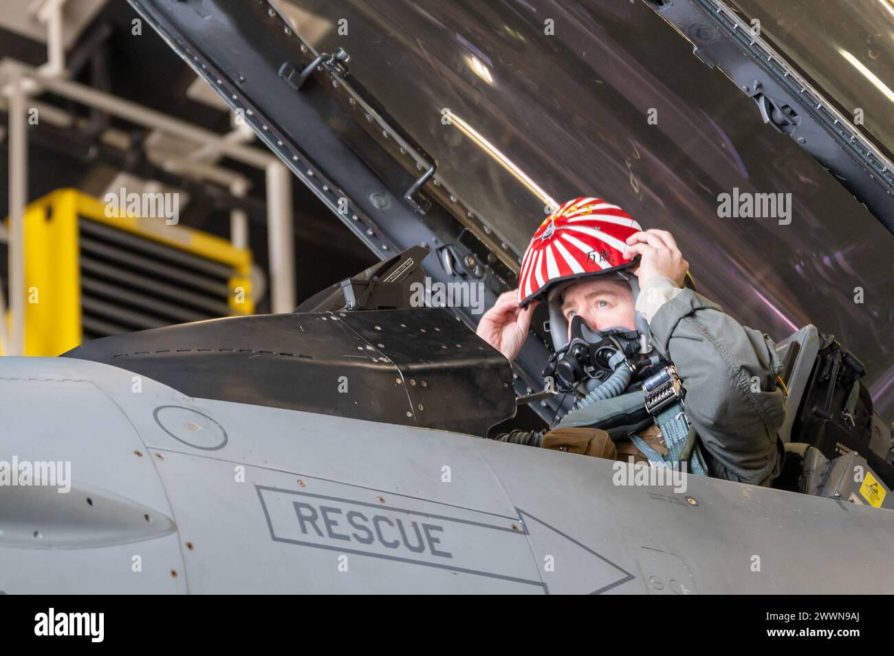 Oberst Joshua Pelocincki, Befehlshaber der 14th Fighter Squadron, trägt seine Kopfbedeckung auf der Misawa Air Base, Japan, 2. Februar 2024. Durch die gemeinsame Ausbildung erhalten etwa 2.400 Soldaten aus den teilnehmenden Nationen die Chance, gemeinsam zu üben und die Zusammenarbeit durch den Austausch von Daten, Informationen und Taktiken zu verbessern, was letztlich die Interoperabilität untereinander während der COPE North 24 verbessert. Luftwaffe Stockfoto