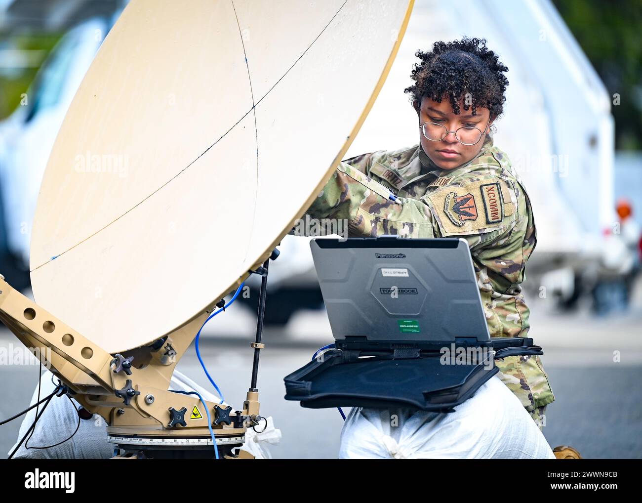Rashin Ortiz, 52nd Combat Communications Squadron (CCS) Funkfrequenzübertragungstechniker, richtet eine Satellitenschüssel für die 79th Fighter Squadron (FS) während der Bamboo Eagle 24-1 auf der March Air Reserve Base, Kalifornien, am 2. Februar 2024 aus. Die 52nd CCS arbeitete mit der 79th FS zusammen, um ein sicheres Kommunikationsnetzwerk an einem simulierten Remote-Operating-Standort aufzubauen und aufrechtzuerhalten, sodass Wartungsflugzeuge und Piloten die Trainingsmissionen klar und ohne Unterbrechung koordinieren konnten. Luftwaffe Stockfoto