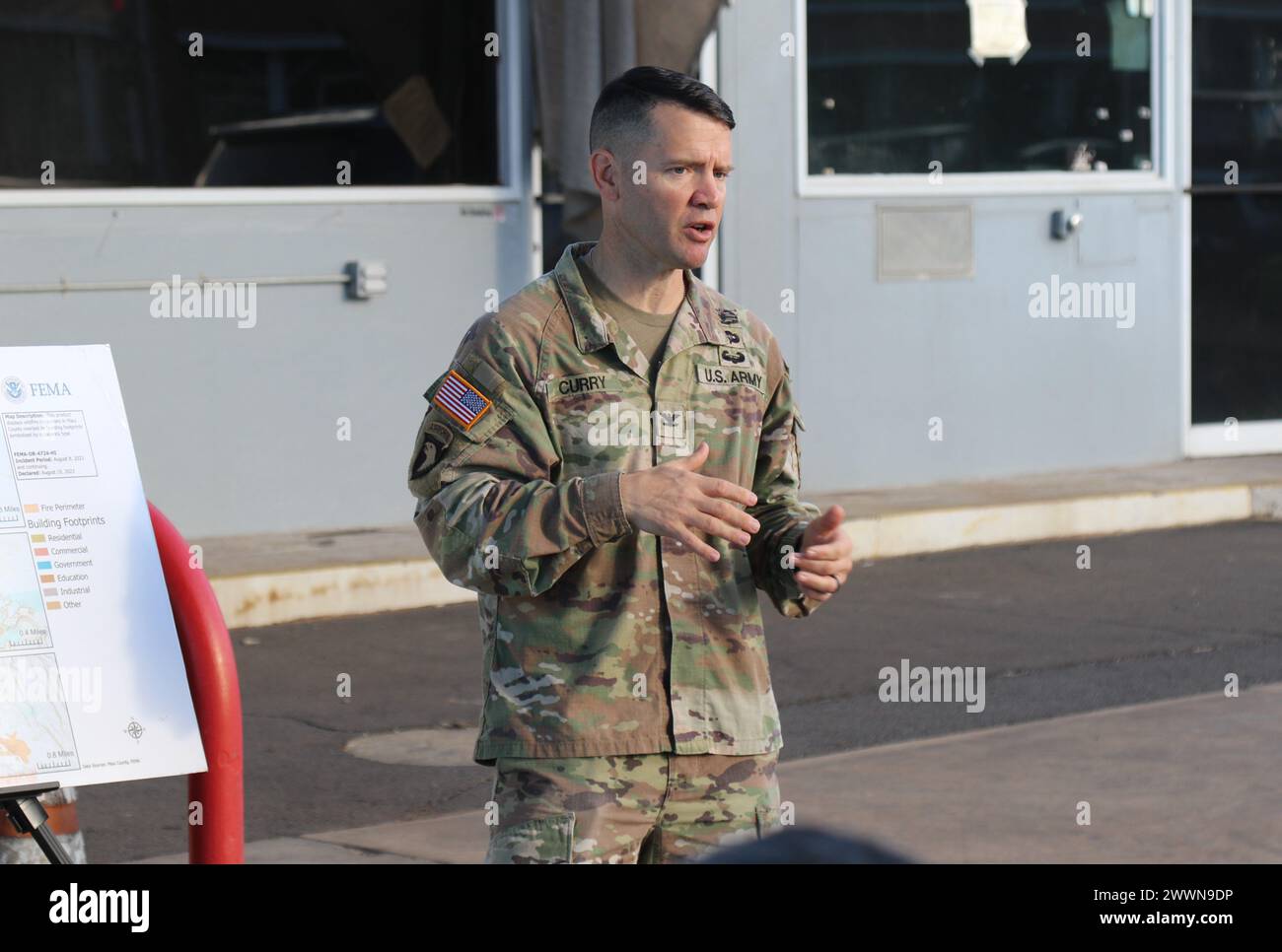 Oberst Jess Curry, Befehlshaber des Wildfire Recovery Field Office in Hawaii, detaillierte Trümmerbeseitigungsoperationen an die Leiter der FEMA und der Small Business Association während einer Tour in der Nähe der historischen Lahainaluna Road Lahaina, Hawai’i, 7. Februar 2024. Das U.S. Army Corps of Engineers überwacht die Mission zur Beseitigung von Trümmern unter einer Mission der Federal Emergency Management Agency. dies ist Teil einer koordinierten Bemühung mit der Hawai’i Emergency Management Agency, dem County of Maui und der U.S. Environmental Protection Agency, Gebiete der Insel zu säubern, die von den Waldbränden am 8. August 2023 betroffen sind. (WIR Stockfoto