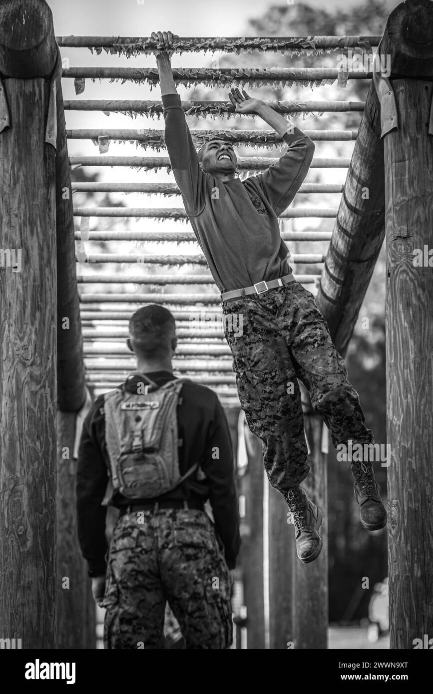 Rekruten mit der Lima Company, 3. Rekruten-Ausbildungsbataillon, führen den Confidence-Kurs im Marine Corps Recruit Depot Parris Island, S.C., 21. Februar 2024 durch. Nach Demonstrationen überwinden Rekruten verschiedene physische und geistige Herausforderungen. Marine Corps Stockfoto