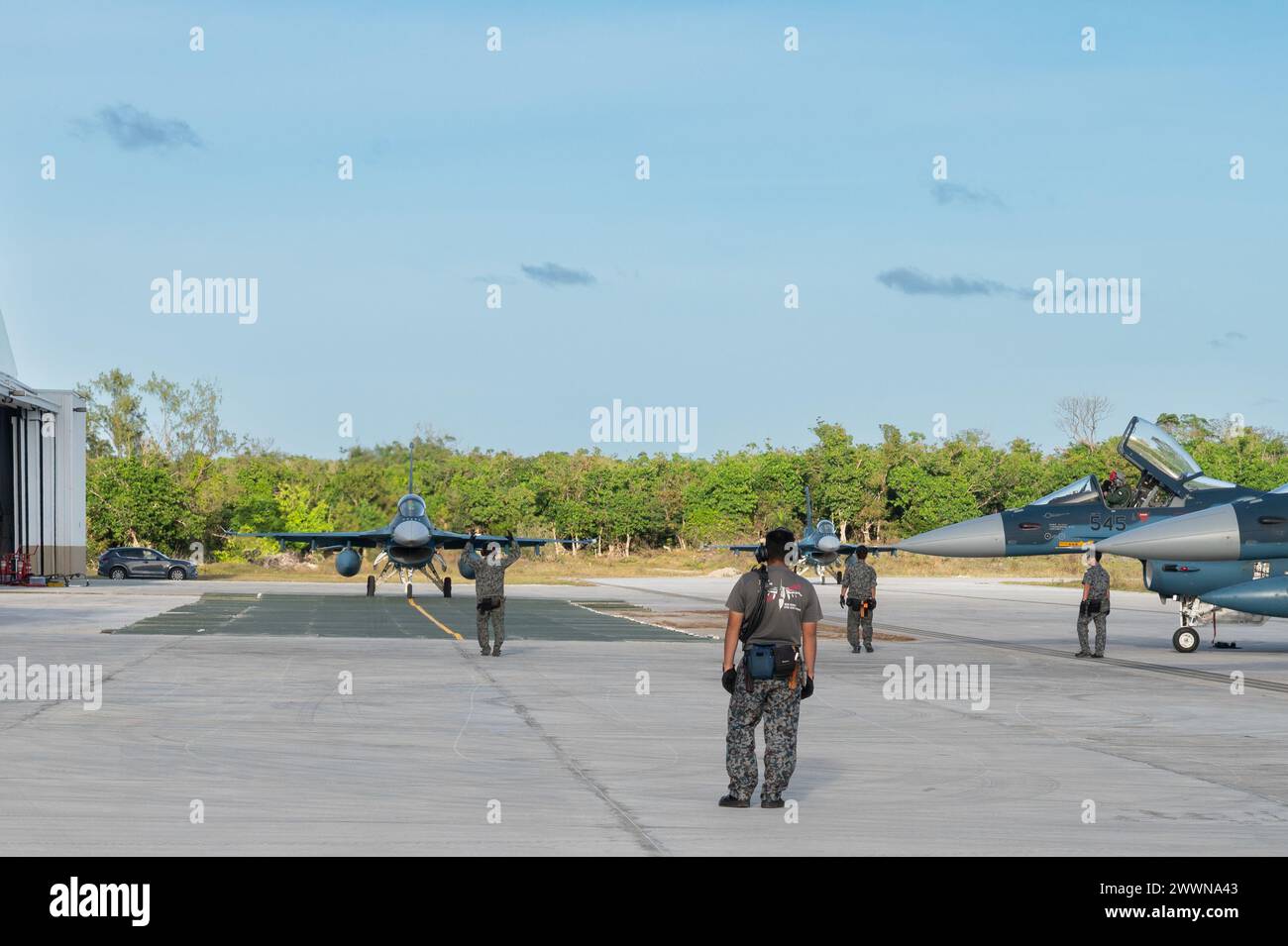 Eine Japan Air Self Defense Force Mitsubishi F-2A fährt über eine AM-2-Matte während der COPE North 24 auf dem Northwest Field, Andersen Air Force Base, Guam, 8. Februar 2024. AM-2-Matten bilden tragbare Start- und Landebahnen, Rollbahnen und Parkplätze für Flugzeuge und ermöglichen so eine Vielzahl von Flugbetrieb in umstrittenen oder strengen Umgebungen. Luftwaffe Stockfoto