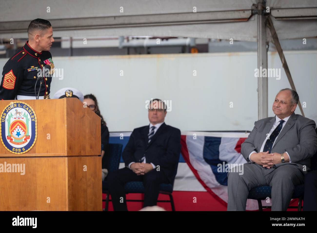 Sergeant Major des Marinekorps Carlos Ruiz und Marineminister Carlos Del Toro beteiligen sich am 17. Februar an der Inbetriebnahme der USS John L. Canley (ESB 6). Benannt wurde das Schiff nach Major John L. Canley, dem Marinekorps-Sgt. Major John L. Canley, der 2018 für seine Aktionen 1968 während der Schlacht von Hue City, Vietnam, die Medal of Honor verliehen wurde. Stockfoto