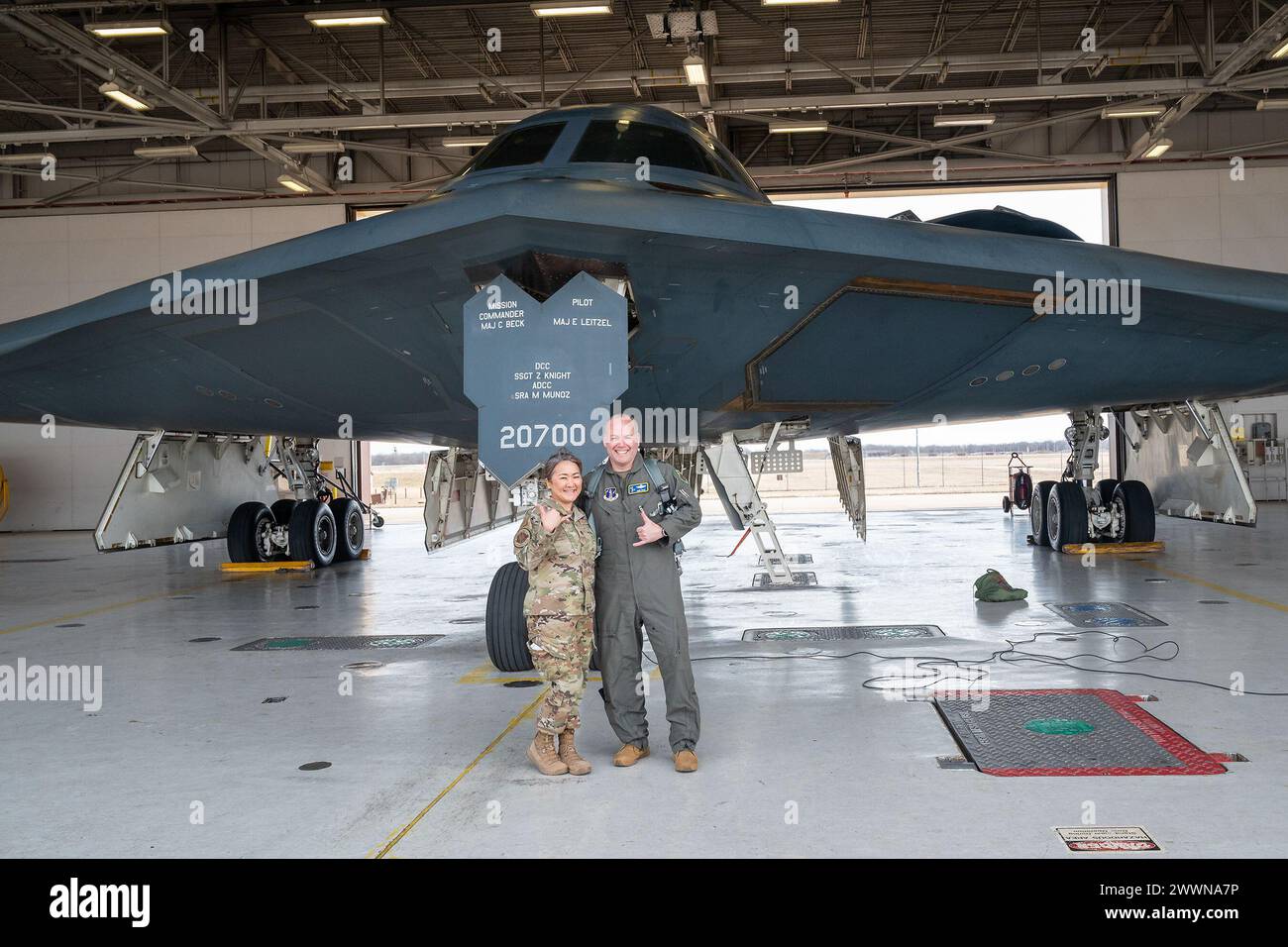 Generalmajor der US Air Force Duke Pirak, rechts, stellvertretender Direktor der Air National Guard, erhält eine nähere Einführung in den B-2 Spirit Stealth Bomber während eines Besuchs auf der Whiteman Air Force Base, Missouri, 1. Februar 2024. Total Force Airmen mit dem 131. Und 509. Bombenflügel arbeiten Seite an Seite, um die B-2 in der Lage zu halten, ihre strategische Abschreckungs- und globale Streikmission jederzeit und überall auszuführen. Air National Guard Stockfoto