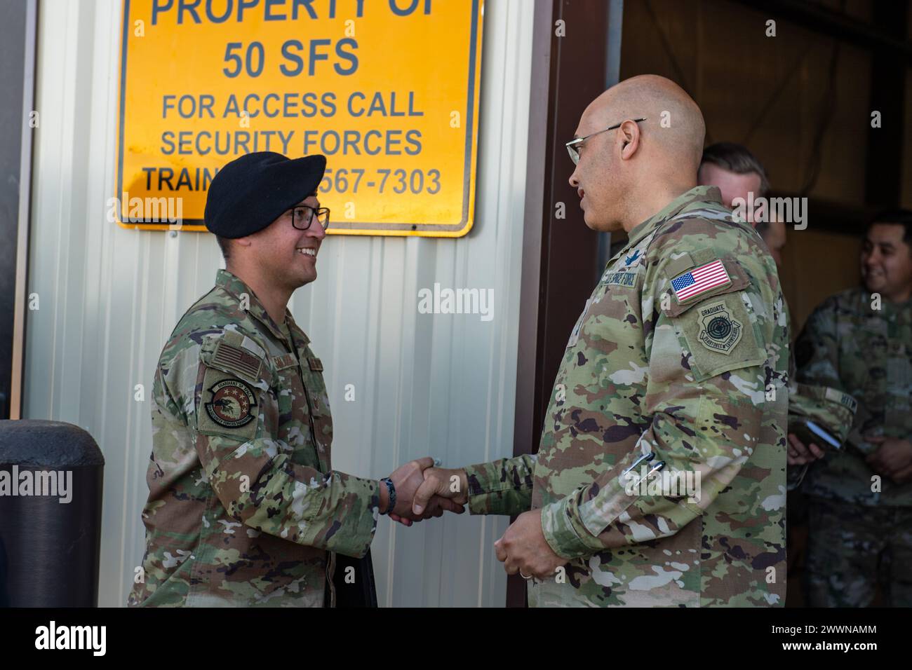 SCHRIEVER SPACE FORCE BASE, Colo-- Lieutenant General (General) David N. Miller Jr., Befehlshaber des Space Operations Command, besuchte am 29. Februar 2024 mit der 50th Security Force Squadron (50th SFS) während seiner Tour zur Schriever Space Force Base. Generalleutnant David N. Miller Jr. Coins Staff Sergeant Jorge Salazar Jr. für seine fortgesetzten Bemühungen bei der Verstärkung der Trainingsprogramme des 50. SFS. Stockfoto