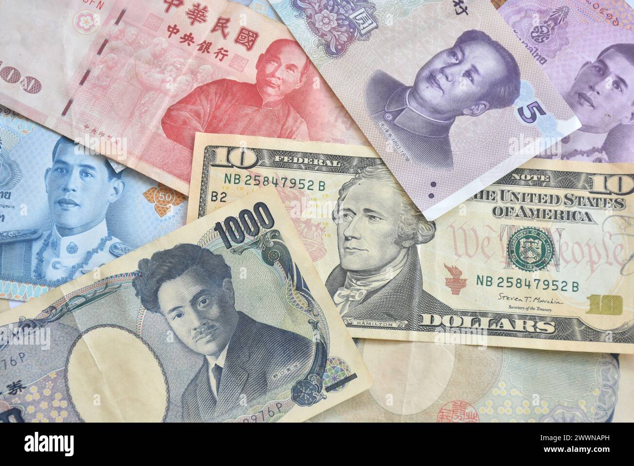 Variantenwert der internationalen Banknotenanordnung auf weißem Hintergrund Stockfoto