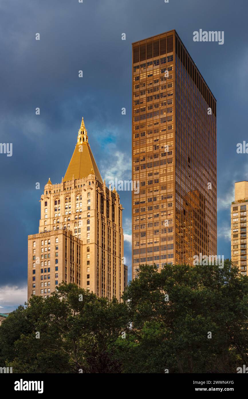 Sonnenlicht auf dem Landmark New York Life Building und seiner Dachterrasse mit Blattgold. Architektur im gotischen Stil von Cass Gilbert. Flatiron District, Manhattan Stockfoto