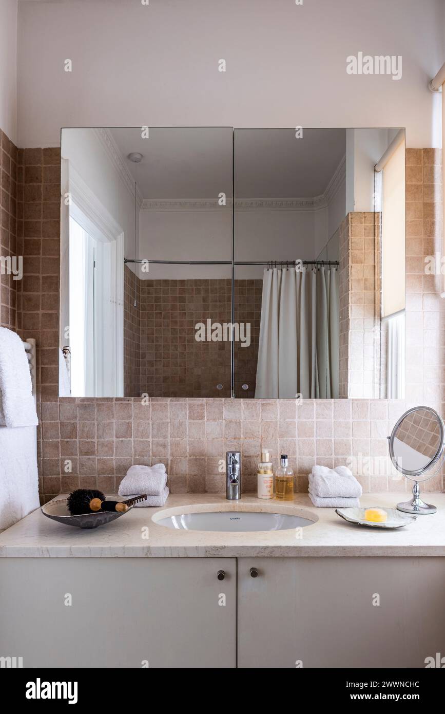 Spiegelschrank über Waschbecken in einem modernen Apartment in West London, Großbritannien Stockfoto