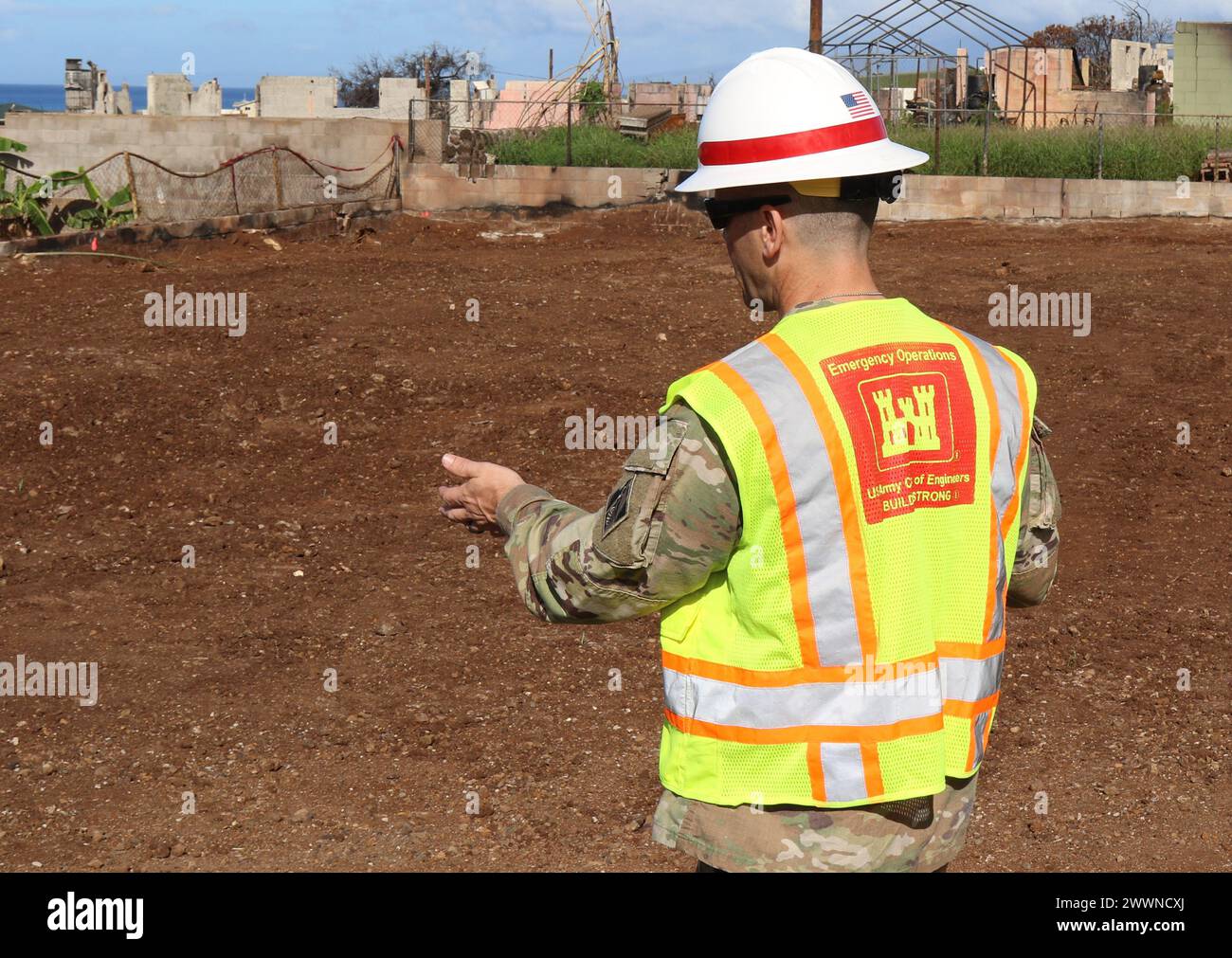 Oberst Jess Curry, Befehlshaber des Wildfire Recovery Field Office in Hawaii, detaillierte Trümmerbeseitigungsoperationen an die Leiter der FEMA und der Small Business Association während einer Tour in der Nähe der historischen Lahainaluna Road Lahaina, Hawai’i, 7. Februar 2024. Das U.S. Army Corps of Engineers überwacht die Mission zur Beseitigung von Trümmern unter einer Mission der Federal Emergency Management Agency. dies ist Teil einer koordinierten Bemühung mit der Hawai’i Emergency Management Agency, dem County of Maui und der U.S. Environmental Protection Agency, Gebiete der Insel zu säubern, die von den Waldbränden am 8. August 2023 betroffen sind. (WIR Stockfoto