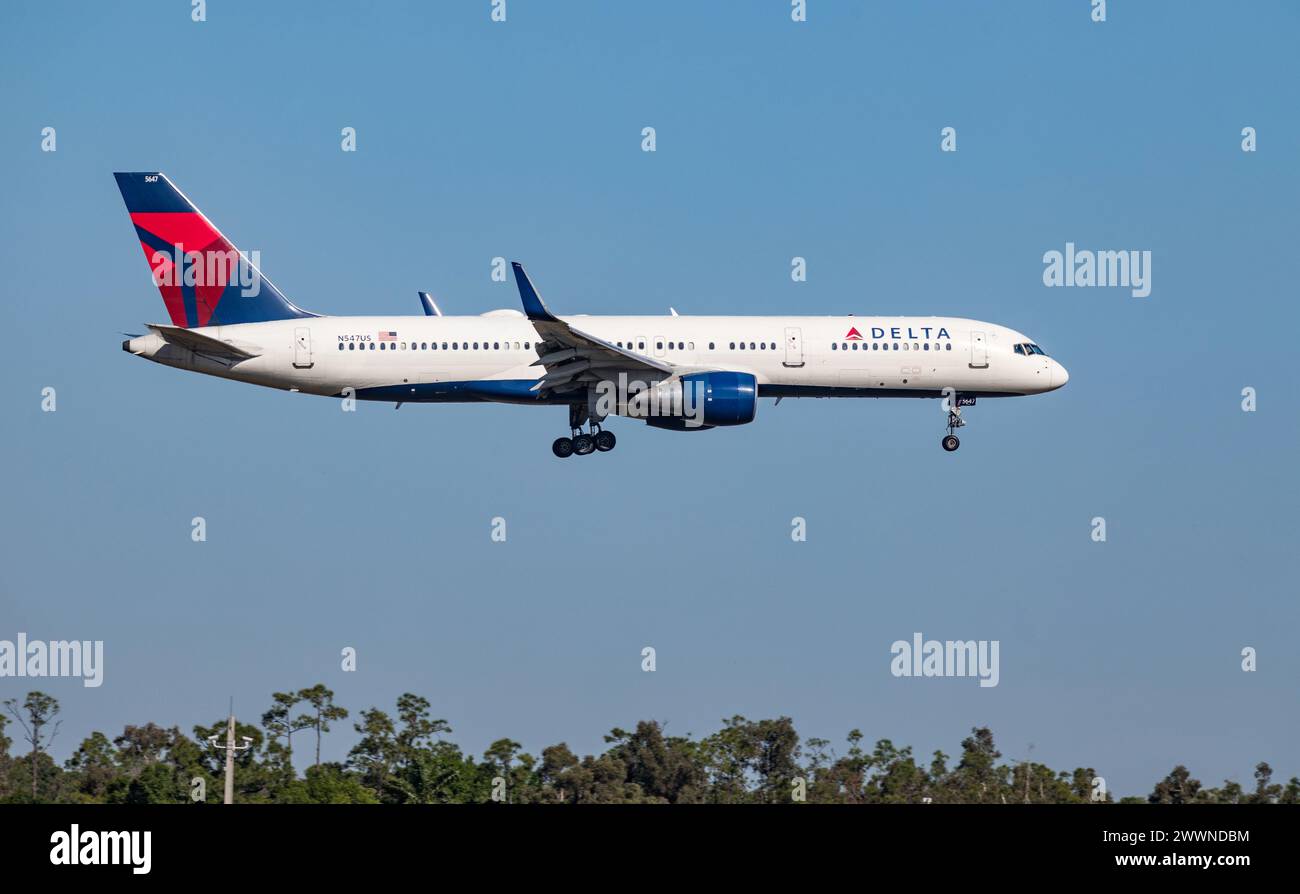 FORT MYERS, FLORIDA, USA - 27. FEBRUAR 2024. Eine DELTA AIR Boeing 757-200 landet an einem sonnigen Tag am Southwest Florida International Airport (RSW). Fort Myers Stockfoto