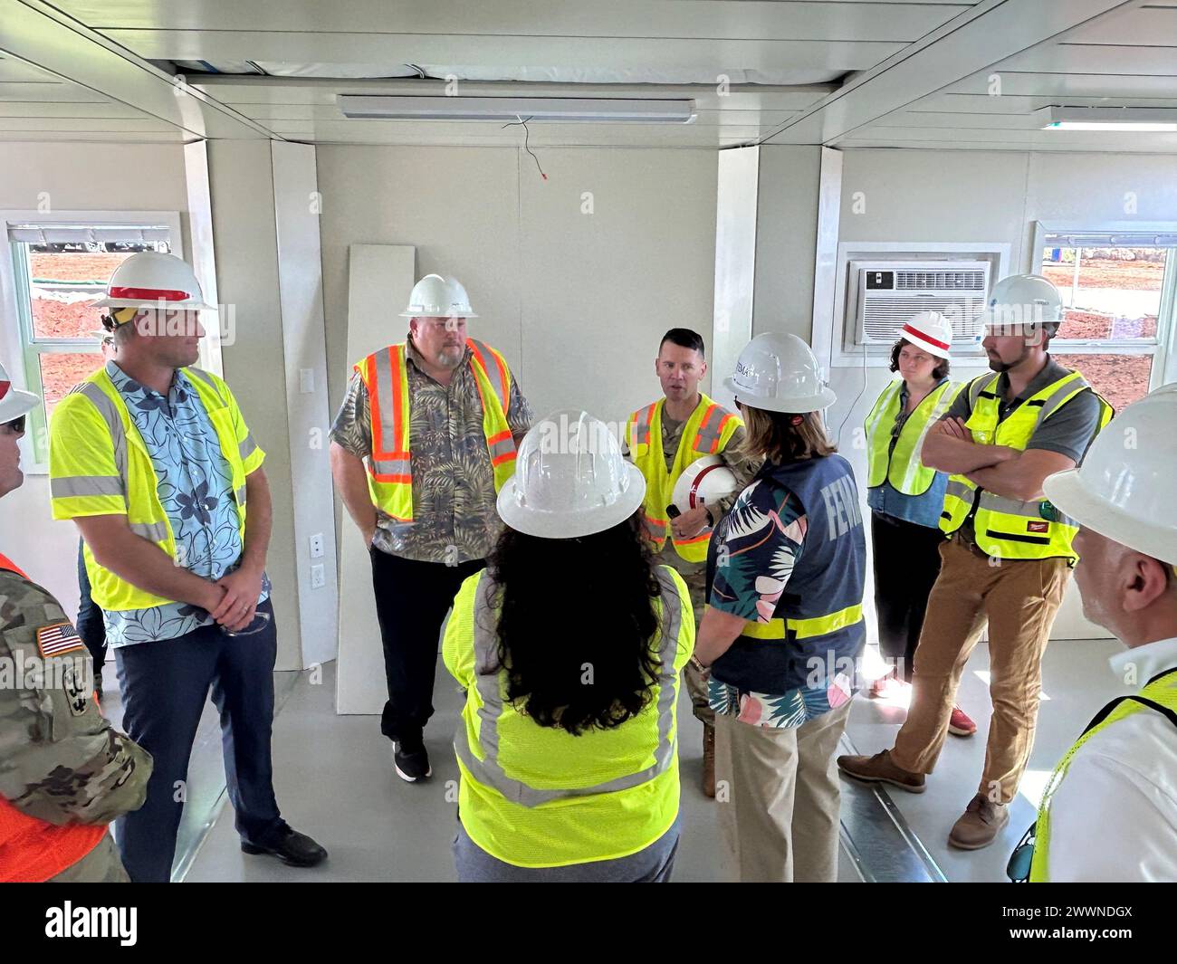 Oberst Jess Curry, Befehlshaber des US Army Corps of Engineers Hawai’i Wildfire Recovery Field Office, stellt Deanna Criswell, FEMA-Administrator, sowie Bob Fenton, Chief Federal Response Coordinator der FEMA, und anderen Bundes- und Bundespartnern in Lahaina, Hawai’i, am 9. Februar 2024 ein Update über die Übergangsschule zur Verfügung. USACE baut die Schule als vorübergehenden Ersatz für die King Kamehameha III Elementary School, die durch die Waldbrände am 8. August 2023 beschädigt wurde, die mehr als 600 Schüler verdrängten. USACE erwartet, dass die Übergangsschule an die Hawai'i State Departmen übergeben wird Stockfoto