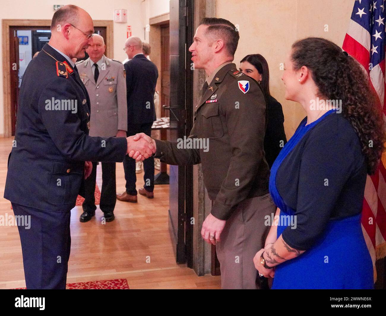 ANSBACH, Deutschland (22. Februar 2024) - US-Army Garrison (USAG) Ansbach Commander Col. Aaron Dixon veranstaltete jährlich den Abend mit Freunden Spring Social, bei dem sich mehr als 60 Würdenträger und Mitarbeiter der US-Armee im von Steuben Community Center auf der Bismarck Kaserne versammelten. KOL. Dixon und sein Ehegatte begrüßen Brigadegeneral Thomas Hambach, Landeskommando Bayern an der Empfangslinie. USAG Ansbach ist eine US Army Power Projection Platform, die aus Luftfahrt-, Technik- und Artillerieanlagen besteht, die auf neun Kasernen im Herzen Mittelfrankens verteilt sind Stockfoto