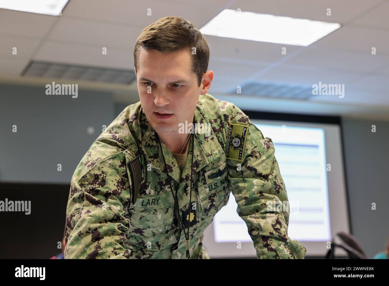 Lt. Cmdr. ROS Lary vom Hauptquartier der Pazifischen Flotte nimmt an Tischübungen Teil, während USARPAC am 9. Februar 2024 den China Way of war Kurs im Joint Multinational Simulation Center on Schofield Barracks, Hawaii, offiziell wiederholt. Der Kurs „China Way of war“ (CWOW) soll Studenten in das Studium des chinesischen Militärs der Volksbefreiungsarmee (PLA) eintauchen, um Führern und Mitarbeitern ein besseres Verständnis der militärischen Fähigkeiten Chinas aus historischer Sicht zu vermitteln. Armee Stockfoto