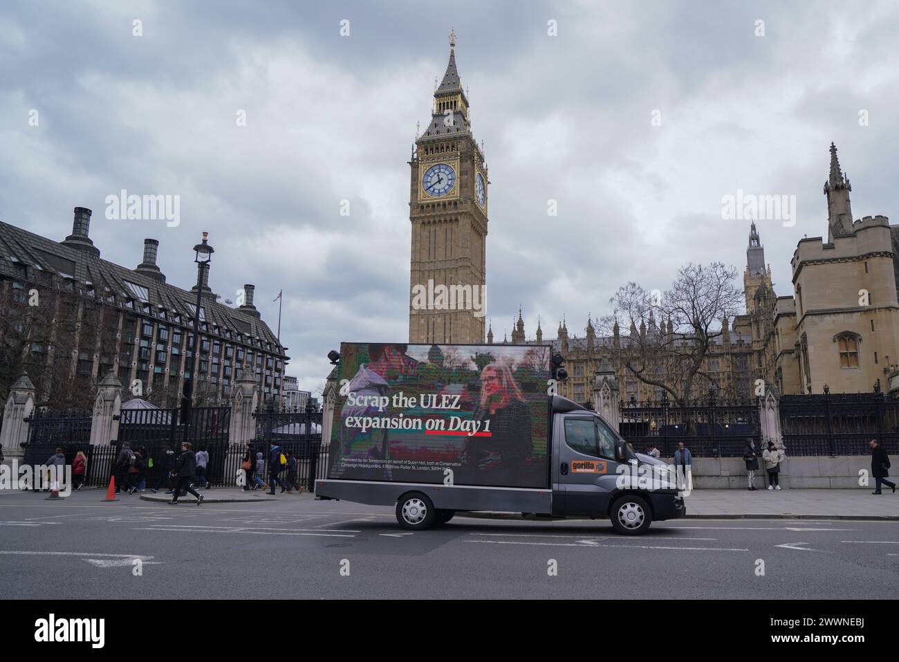 März 2024 . Ein Lieferwagen vor dem parlament zeigt eine Wahlkampagne, in der er verspricht, die Erweiterung der ULEZ für Susan Hall, die konservative Bürgermeisterkandidatin, vor den Londoner Bürgermeisterwahlen am 2. Mai abzuschaffen Stockfoto