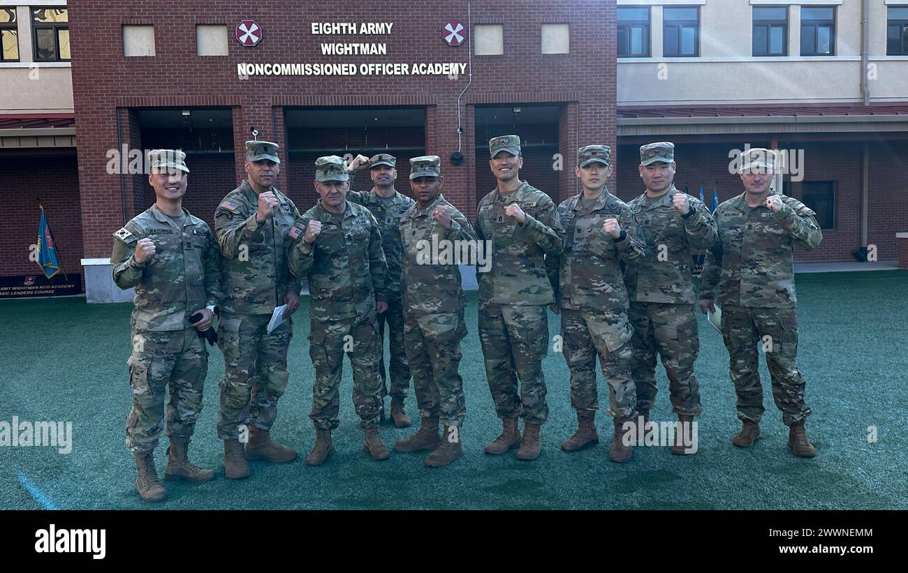 Generalmajor der Armee Michael Weimer posiert für ein Foto mit dem Kader an der Wightman NCO Academy in Camp Humphreys, Südkorea, 9. Februar 2024. Armee Stockfoto