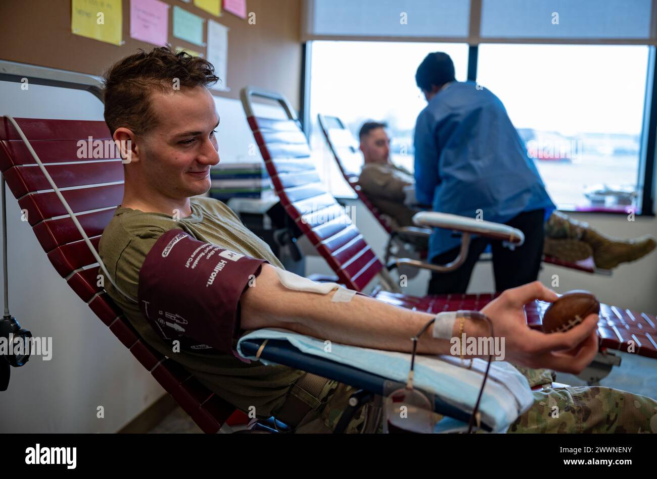 Justin Snell, Senior Airman der US Air Force, Wissensmanagement der 436th Communication Squadron, spendet Blut während der Blutfahrt des Armed Services Blood Program auf der Dover Air Force Base, Delaware, 12. Februar 2024. Team Dover spendete zusammen 31 Einheiten Blut während der Fahrt, was das Potenzial hat, 63 Leben zu retten. Luftwaffe Stockfoto