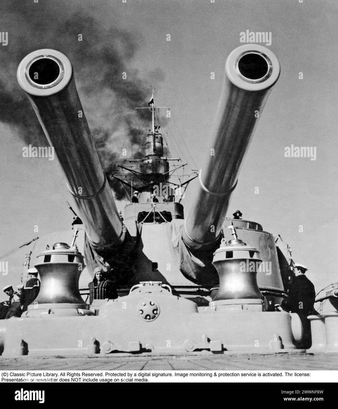 Während des Zweiten Weltkriegs Ein Kriegsschiff während Marineübungen auf See. Ein beeindruckender Blick auf das Schiff mit seinen Vorderkanonen. Schweden 1940. Stockfoto
