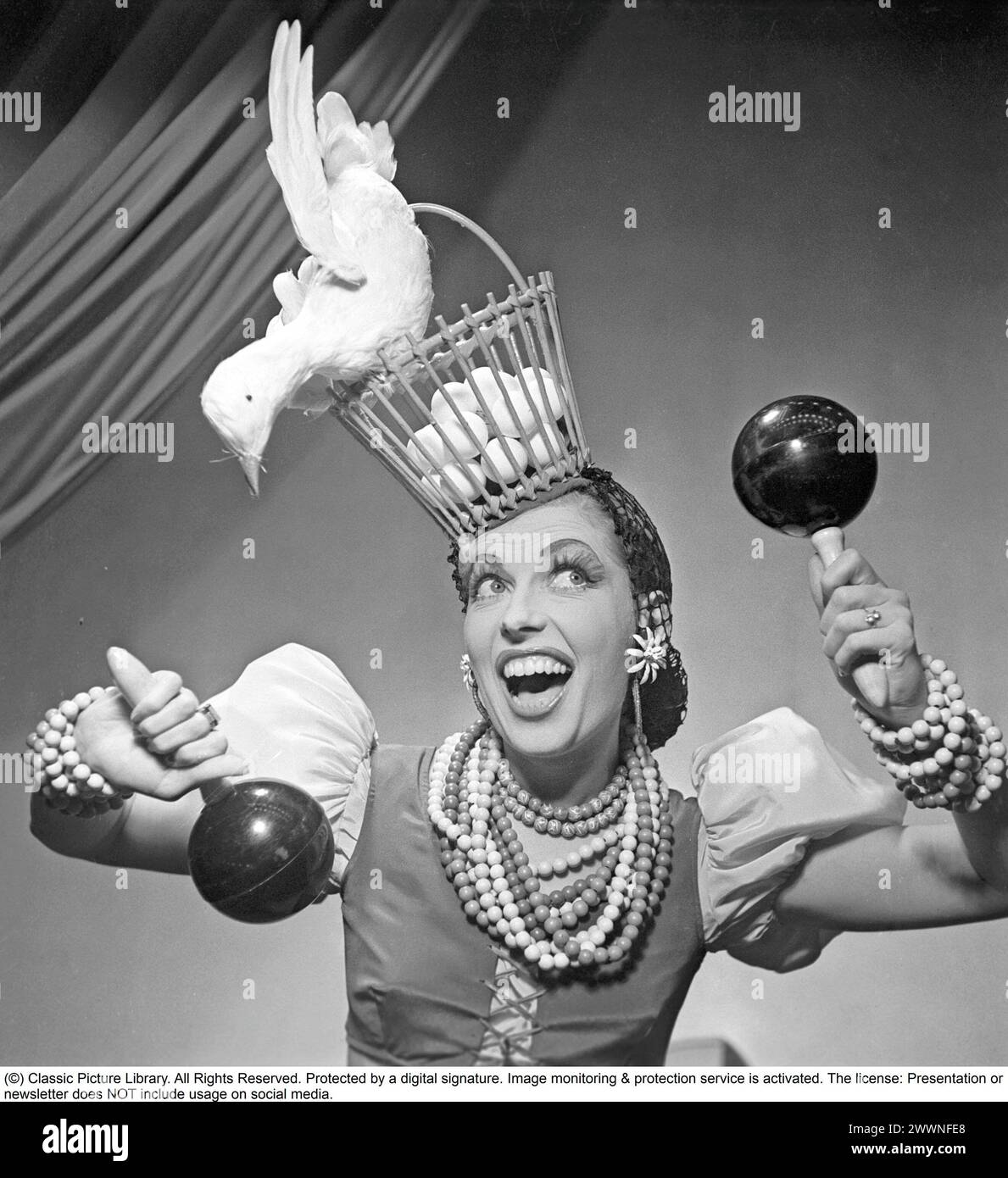 Showgirl in den 1940ern Eine wunderschön aussehende Schauspielerin und Tänzerin auf der Theaterbühne in einem atemberaubenden Kostüm. 1949. Sie ist Schauspielerin Git Gay (1921–2007) Kristoffersson AR6-6 Stockfoto