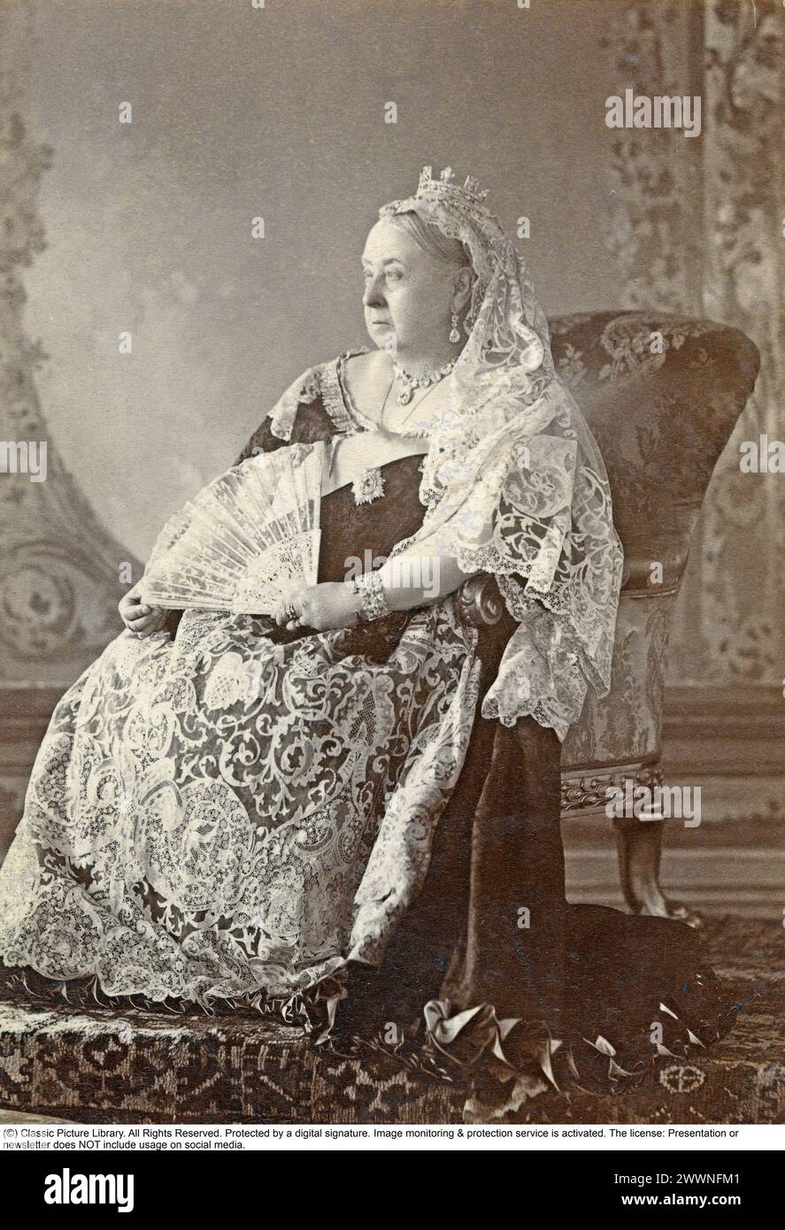 Königin Victoria (Alexandrina Victoria; 24. Mai 1819 – 22. Januar 1901) war vom 20. Juni 1837 bis zu ihrem Tod 1901 Königin des Vereinigten Königreichs Großbritannien und Irland. Ihre Herrschaft von 63 Jahren und 216 Tagen, die länger war als die ihrer Vorgänger, wird als viktorianische Ära bezeichnet. Foto aufgenommen 1893. Stockfoto