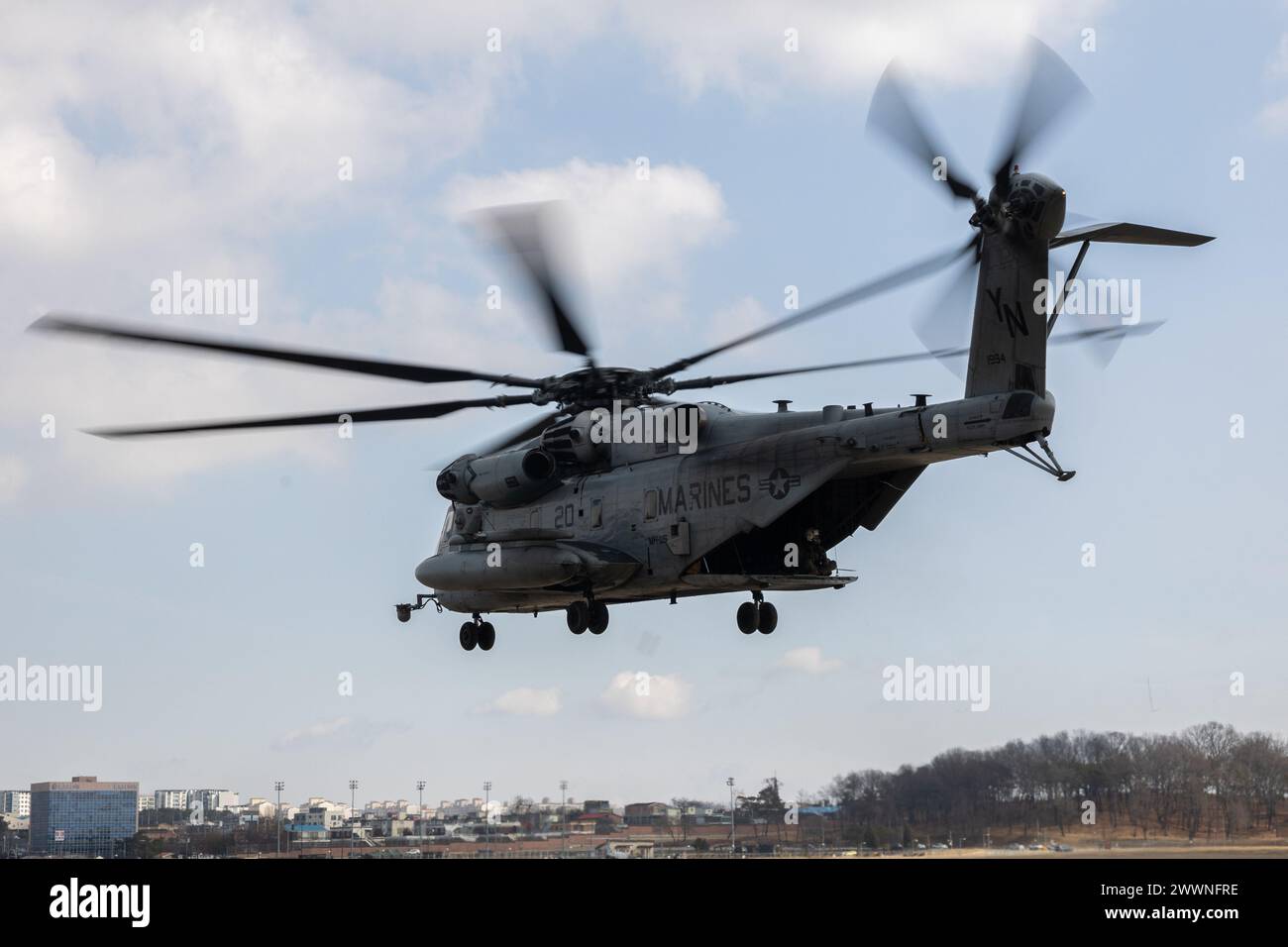 Ein Super-Hengst des U.S. Marine Corps CH-35E, der der Marine Heavy Helicopter Squadron (HMH) 466, Marine Aircraft Group 36, 1st Marine Aircraft Wing, zugeteilt wurde, fliegt während des Korean Marine Exchange Program 24.1, bei USAG Humphreys, Republik Korea, 26. Februar 2024. KMEP ist eine bilaterale Schulungsmaßnahme, die die Interoperabilität erhöht und die kombinierten Fähigkeiten der Republik Korea und der US-Marines stärkt. Marine Corps Stockfoto