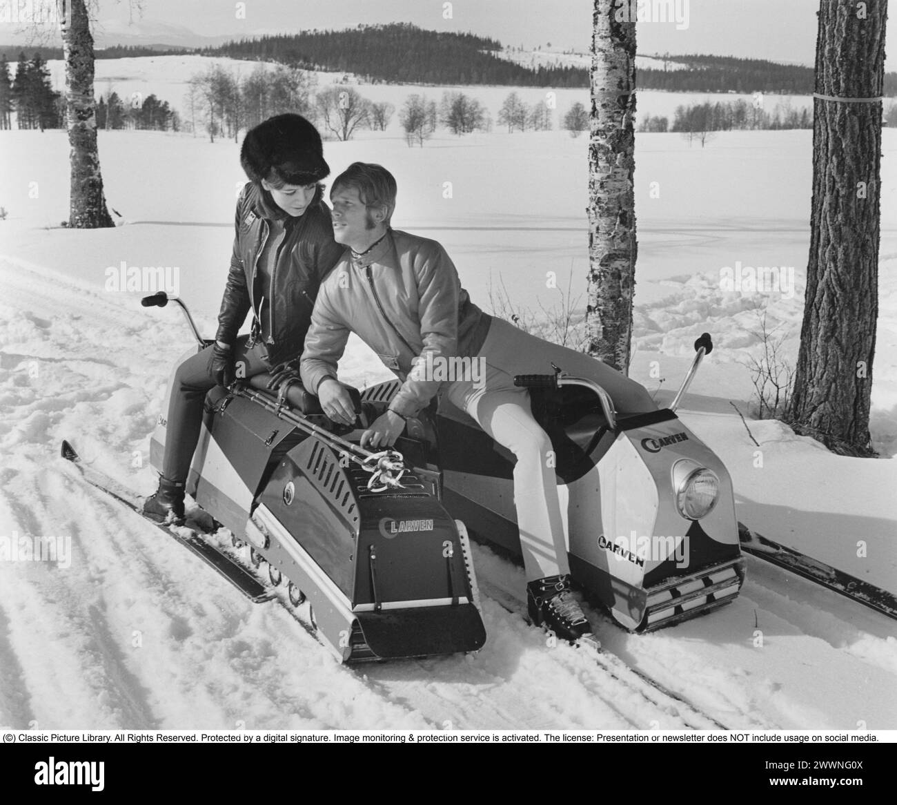 „Larven“ (die caterpillar) Ein schwedisches unkonventionelles Schneemobil, das nun Kultstatus erreicht hat. Es bestand aus einer langen raupenkette mit einem Sitz, auf dem der Fahrer mit Hilfe seines Gewichts und mit seinen Skiern saß und lenkte. Sie wurde 1965 von der Firma Lenko in Östersund, gegründet von Lennart Nilsson, eingeführt. Bei seiner Einführung kostete er 3.000 SEK. Insgesamt wurden etwa 4.500 Exemplare gebaut. Die Höchstgeschwindigkeit betrug 48 km/h. Die caterpillar wurde mit glasfaserverstärkten Kunststoffbändern nach vorne getrieben. Die raupe war 178 cm lang, 81 cm breit und hatte ein Gesamtgewicht von 76 kg. Alumin Stockfoto