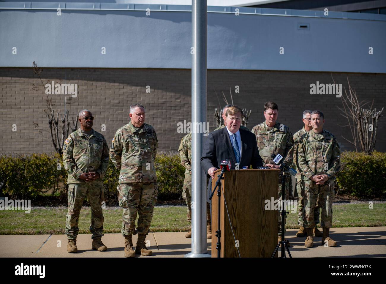 Gouverneur Tate Reaves spricht an der Öffentlichkeit auf einer Pressekonferenz, die am 24. Februar 2024 im Joint Force Headquarters in Jackson, Mississippi, stattfand. Am 23. Februar stürzte ein Apache Helicopter auf einem Trainingsflug in einem bewaldeten Gebiet in Booneville, Prentiss County, Mississippi ab und forderte zwei Soldaten das Leben, die Mitglieder der Mississippi Army National Guard waren. Air National Guard Stockfoto