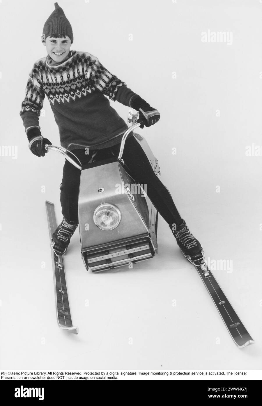 „Larven“ (die caterpillar) Ein schwedisches unkonventionelles Schneemobil, das nun Kultstatus erreicht hat. Es bestand aus einer langen raupenkette mit einem Sitz, auf dem der Fahrer mit Hilfe seines Gewichts und mit seinen Skiern saß und lenkte. Sie wurde 1965 von der Firma Lenko in Östersund, gegründet von Lennart Nilsson, eingeführt. Bei seiner Einführung kostete er 3.000 SEK. Insgesamt wurden etwa 4.500 Exemplare gebaut. Die Höchstgeschwindigkeit betrug 48 km/h. Die caterpillar wurde mit glasfaserverstärkten Kunststoffbändern nach vorne getrieben. Die raupe war 178 cm lang, 81 cm breit und hatte ein Gesamtgewicht von 76 kg. Alumin Stockfoto