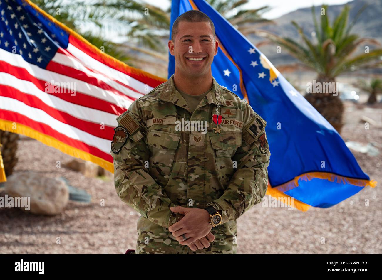 Tyler Tansi, Parasit der 58th Rescue Squadron, erhält Applaus während einer Bronze Star Zeremonie auf der Nellis Air Force Base, Nevada, 23. Februar 2024. Tanzi wurde für seine Aktionen während der Evakuierung Afghanistans ausgezeichnet. Seine Arbeit in Afghanistan ermöglichte die Evakuierung von insgesamt 122.000 Zivilisten und schließlich die Rückführung von 6.000 Militärpersonal, indem er nach Pakistan umstellte. Luftwaffe Stockfoto