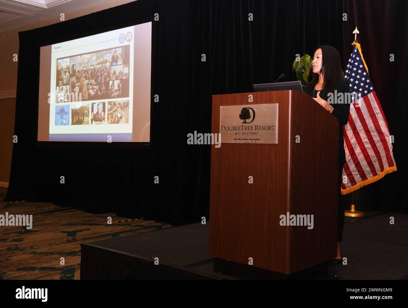 Stephanie Colby, Defense POW/MIA Accounting Agency (DPAA), Leiterin der Abteilung Integration und Entwicklung, informiert Familienmitglieder über Forschungs- und Wiederherstellungsmaßnahmen während eines DPAA Family Member Update (FMU) in Phoenix, Ariz., 24. Februar 2024. FMU bieten Familienmitgliedern formelle Präsentationen, Fragen- und Antwortsitzungen und Fallzusammenfassungen, um sie über die Mission der DPAA zu informieren, die noch vermissten Personen zu berücksichtigen und gleichzeitig ihre individuellen Bedürfnisse zu berücksichtigen. Luftwaffe Stockfoto