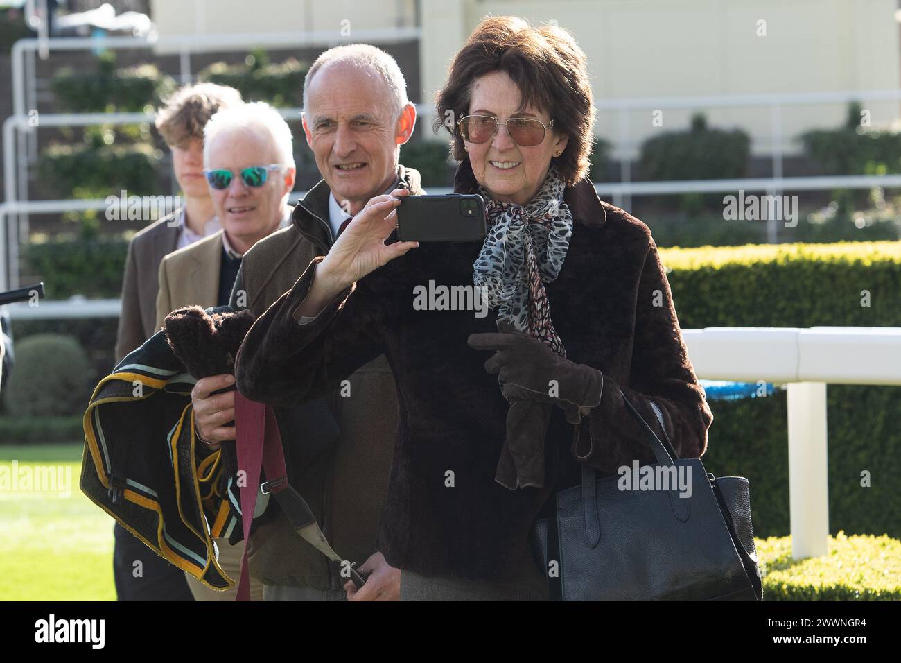 Ascot, Berkshire, Großbritannien. März 2024. Trainerin Venetia Williams, Hereford im Paradering, nachdem Horse Martator, der von Jockey Charlie Deutsch geritten wurde, den LK Bennett Handicap Tureple Chase beim Spring Family Raceday auf der Ascot Racecourse gewonnen hat. Eigentümerin Camillia Norton, Trainerin Venetia Williams, Hereford, Sponsor Faucets Limited. Quelle: Maureen McLean/Alamy Live News Stockfoto