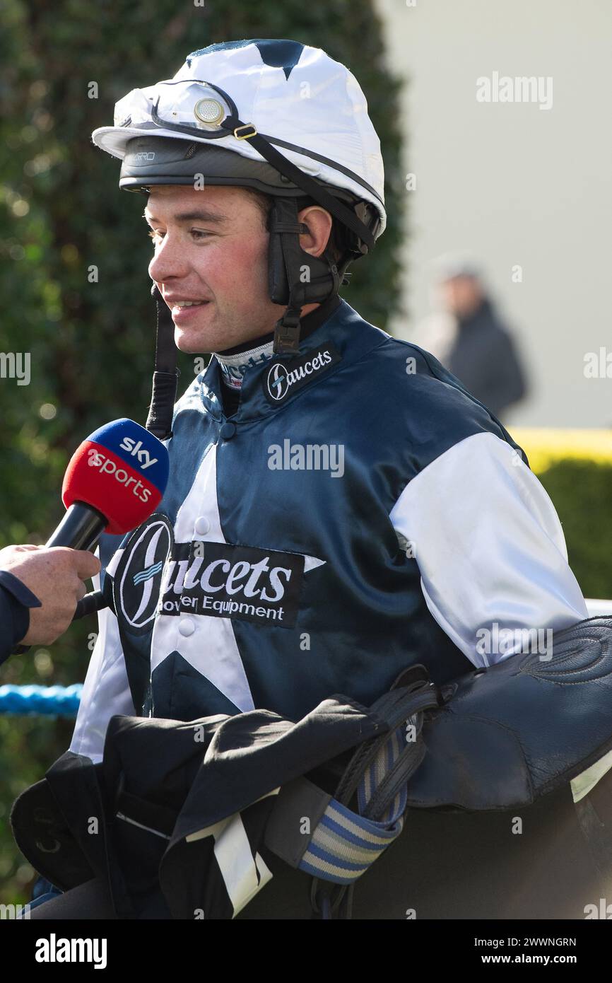 Ascot, Berkshire, Großbritannien. März 2024. Jockey Charlie Deutsch Sieger der LK Bennett Handicap Steeple Chase beim Spring Family Raceday auf der Ascot Racecourse auf Pferd Martator. Eigentümerin Camillia Norton, Trainerin Venetia Williams, Hereford, Sponsor Faucets Limited. Quelle: Maureen McLean/Alamy Live News Stockfoto