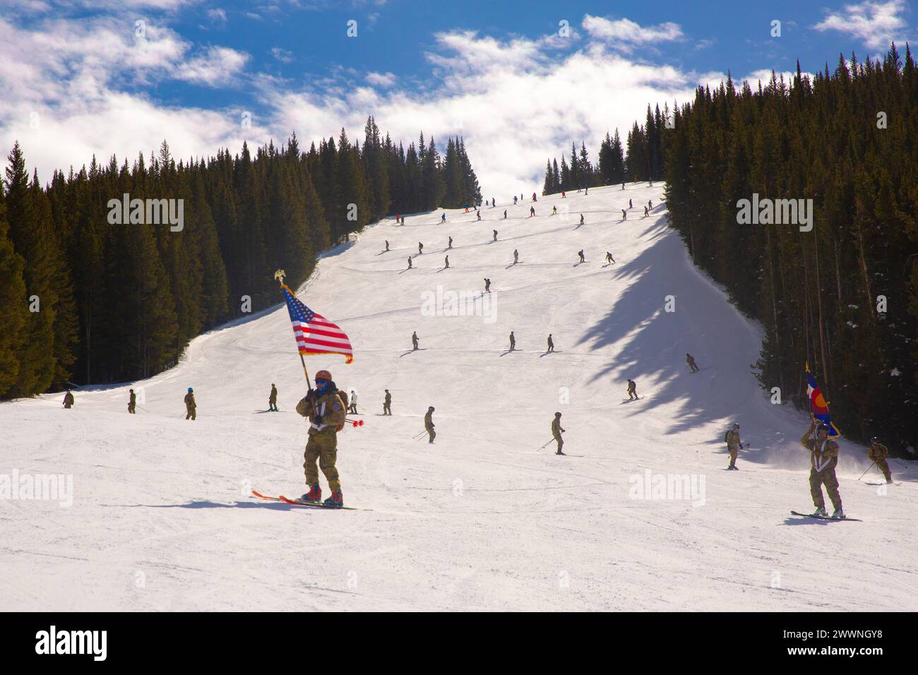 Soldaten der 10th Mountain Division, Soldaten in ganz Colorado, norwegische Militärs und militärische Unterstützer fahren am 25. Februar 2024 auf den Riva Ridge im Vail Ski Resort in Vail, Colorado. Das Wochenende erinnerte an das Erbe der 10. Mountain Division in der Region aus den frühen 1940er Jahren, wo Soldaten trainierten, um das strenge Berggebiet zu überleben. Armee Stockfoto