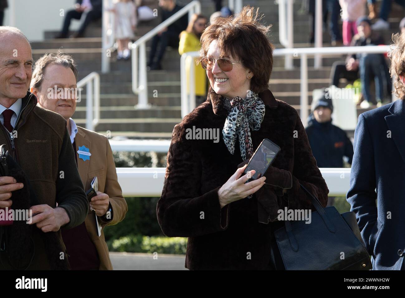 Ascot, Berkshire, Großbritannien. März 2024. Trainerin Venetia Williams, Hereford im Paradering, nachdem Horse Martator, der von Jockey Charlie Deutsch geritten wurde, den LK Bennett Handicap Tureple Chase beim Spring Family Raceday auf der Ascot Racecourse gewonnen hat. Eigentümerin Camillia Norton, Trainerin Venetia Williams, Hereford, Sponsor Faucets Limited. Quelle: Maureen McLean/Alamy Live News Stockfoto