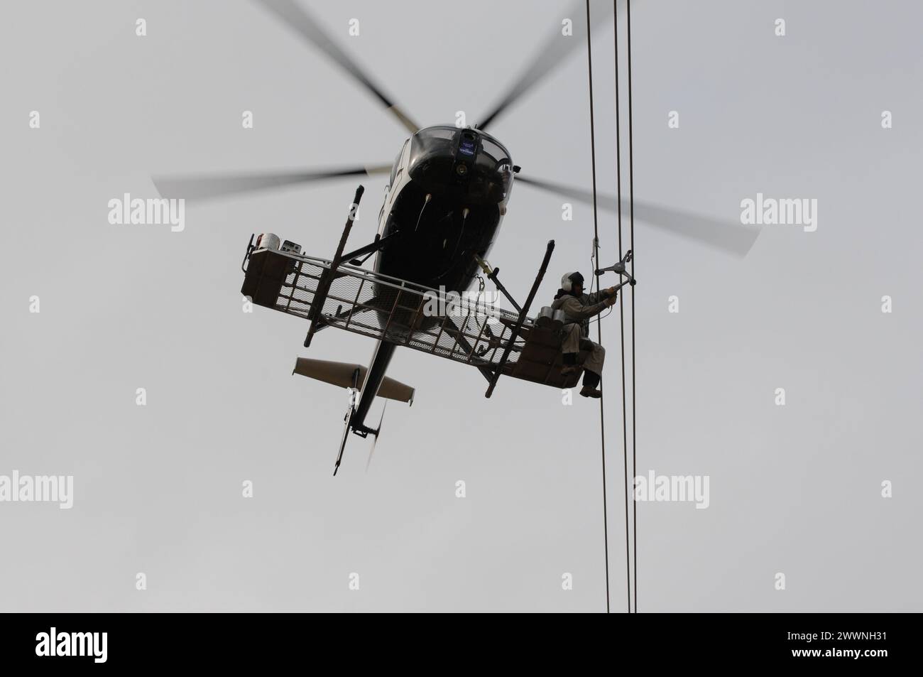 Reparatur der Übertragungsleitung mit dem Hubschrauber, Athen, Alabama Stockfoto