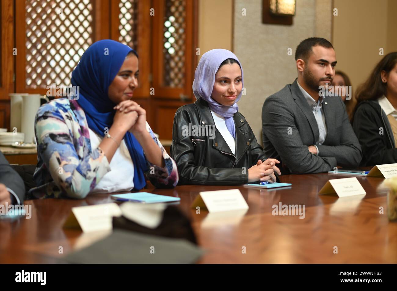 Die Stipendiaten der USAID, Marwa Abdelhady, Nayera Ahmed und Mo’men Roushdy, treffen sich am 5. Februar 2024 mit einer USAID-Delegation, um ihre Gedanken über ihre Studien zu teilen. Die Studenten sind Teil des ägyptischen Pionierprogramms der USAID, das Stipendien an junge Ägypter mit unterversorgtem und marginalisiertem Hintergrund sowie an Ägypter mit mittlerer Karriere vergibt, die in Sektoren arbeiten, die für die Entwicklung Ägyptens von entscheidender Bedeutung sind. Alle Stockfoto