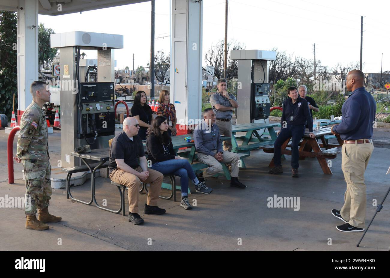 Oberst Jess Curry, Befehlshaber des Wildfire Recovery Field Office in Hawaii, detaillierte Trümmerbeseitigungsoperationen an die Leiter der FEMA und der Small Business Association während einer Tour in der Nähe der historischen Lahainaluna Road Lahaina, Hawai’i, 7. Februar 2024. Das U.S. Army Corps of Engineers überwacht die Mission zur Beseitigung von Trümmern unter einer Mission der Federal Emergency Management Agency. dies ist Teil einer koordinierten Bemühung mit der Hawai’i Emergency Management Agency, dem County of Maui und der U.S. Environmental Protection Agency, Gebiete der Insel zu säubern, die von den Waldbränden am 8. August 2023 betroffen sind. (WIR Stockfoto