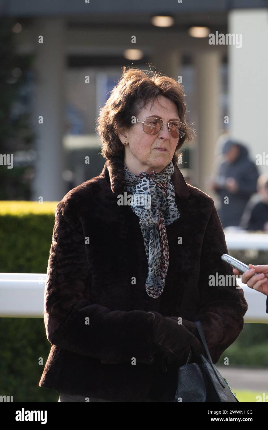 Ascot, Berkshire, Großbritannien. März 2024. Trainerin Venetia Williams, Hereford im Paradering, nachdem Horse Martator, der von Jockey Charlie Deutsch geritten wurde, den LK Bennett Handicap Tureple Chase beim Spring Family Raceday auf der Ascot Racecourse gewonnen hat. Eigentümerin Camillia Norton, Trainerin Venetia Williams, Hereford, Sponsor Faucets Limited. Quelle: Maureen McLean/Alamy Live News Stockfoto