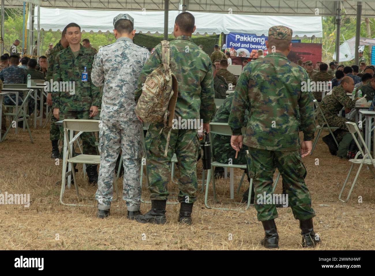 Während der gemeinsamen Übung Cobra Gold 2024, in Ban Chang, Thailand, am 28. Februar 2024, treffen sich Mitglieder verschiedener Länder und Zweigstellen, um über bevorstehende Operationen zu diskutieren. Die gemeinsame Übung Cobra Gold ist eine jährliche multinationale Veranstaltung, bei der das Engagement der teilnehmenden Nationen für gemeinsame strategische Interessen und einen offenen und freien Indo-Pazifik bekräftigt wird. Armee Stockfoto