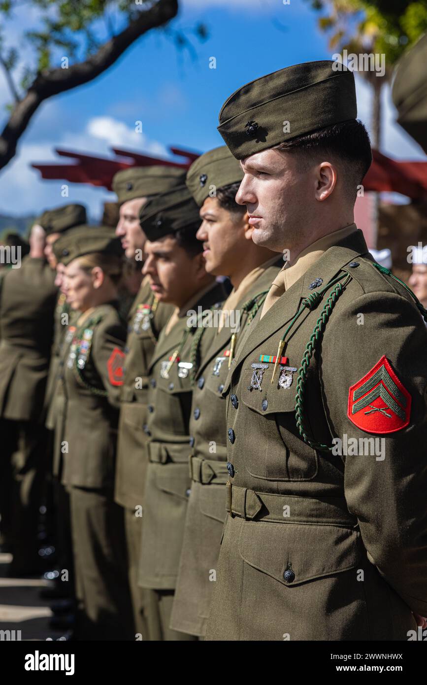 Erik Barton, ein Kampffotograf des 5. Marine-Regiments, 1. Marine-Division, steht während einer französischen Fourragere-Zeremonie im Marine Corps Base Camp Pendleton, Kalifornien, am 2. Februar 2024 zur Parade-Pause. Frankreich verlieh das Vierragere 1918 den Marines und Seeleuten des 5. Und 6. Marine-Regiments für ihre Heldentaten und Tapferkeit in den Schlachten von Belleau Wood, Soissons und Champagne während des Ersten Weltkriegs Bis heute wird die französische Fourragere ausschließlich an Marines verliehen, die im 5. Und 6. Marineregiment dienen und als Zeugnis der anhaltenden Traditionen und Traditionen dienen Stockfoto