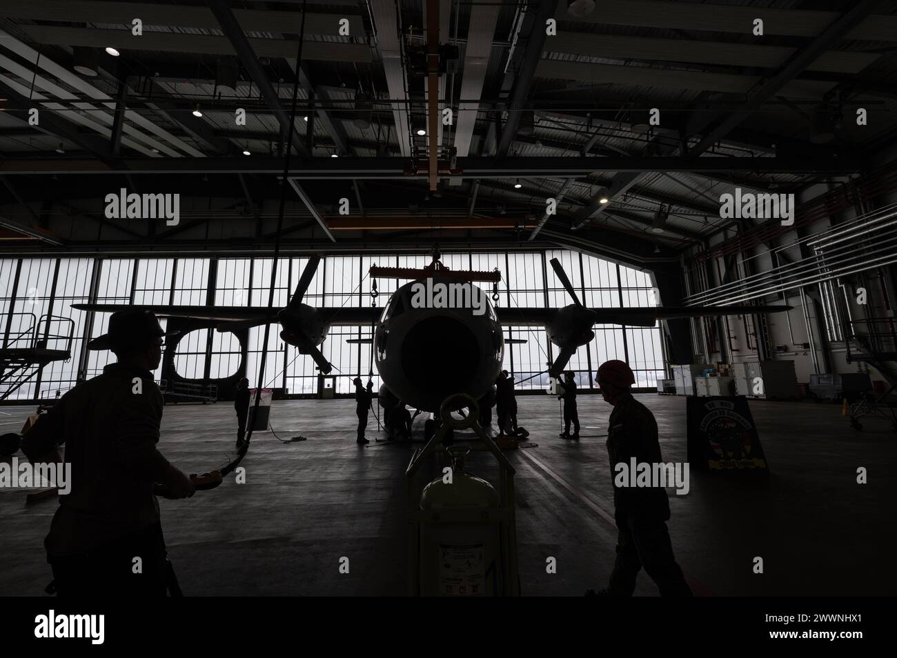 Die der 435th Contingency Response Support Squadron und der 86th Maintenance Squadron zugewiesenen Luftwaffe der US Air Force veranstalten am 28. Februar 2024 auf der Ramstein Air Base, Deutschland, einen Kurs zur Wiederherstellung beschädigter und behinderter Flugzeuge mit einem Flugzeug der Aeritalia G-222 für Mitglieder der slowakischen Luftwaffe. Die Durchführung von Veranstaltungen zur Sicherheitszusammenarbeit wie mobile Trainingsteams mit ausländischen Partnern und Verbündeten ist eine der Hauptaufgaben der Flugberater, die den 435. CRS zugewiesen sind. Luftwaffe Stockfoto