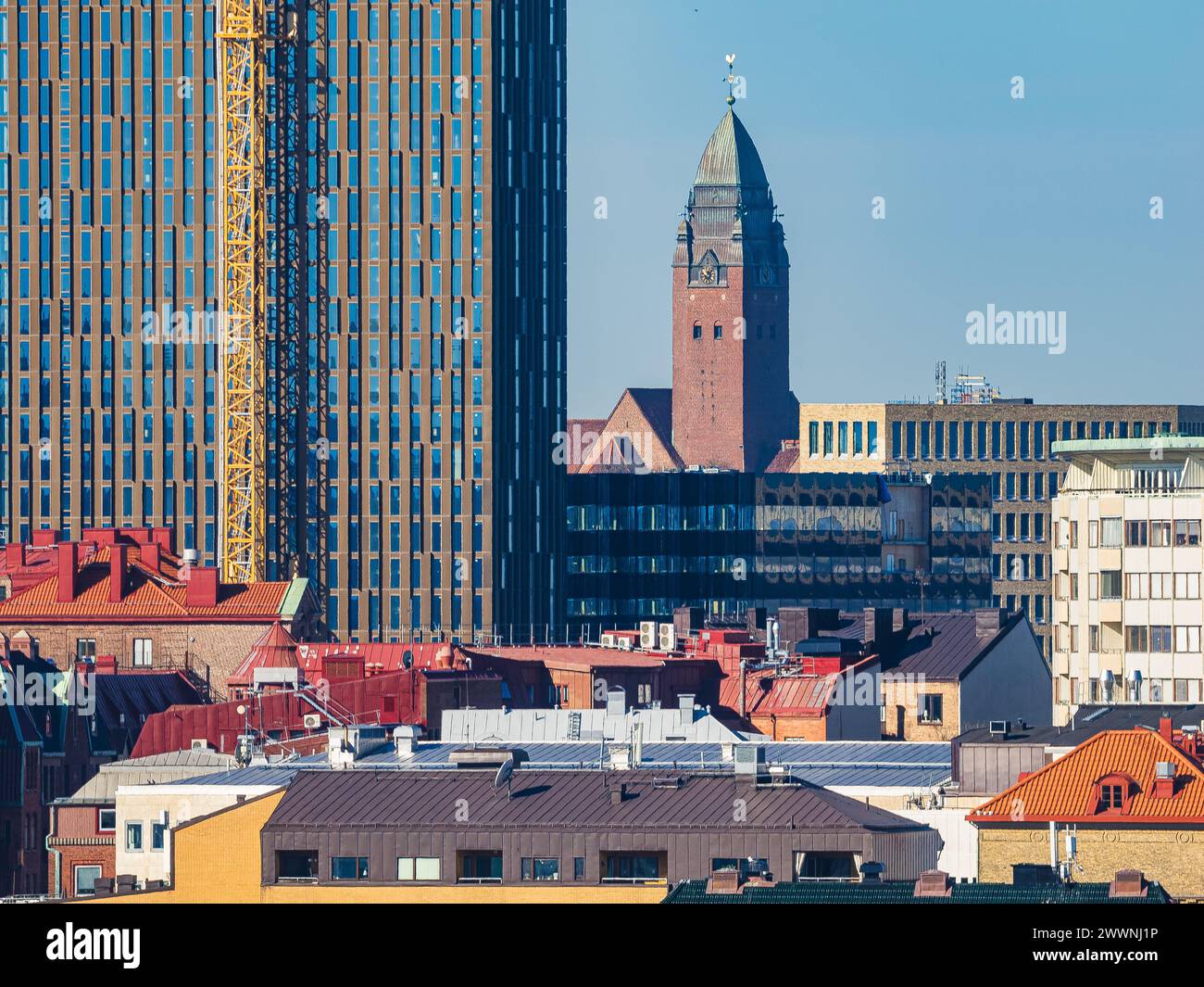 Die Skyline von Göteborg wird von einer Mischung aus architektonischen Stilen unterbrochen, mit einer historischen Kirche, die zwischen modernen Hochhäusern hoch steht. Das c Stockfoto