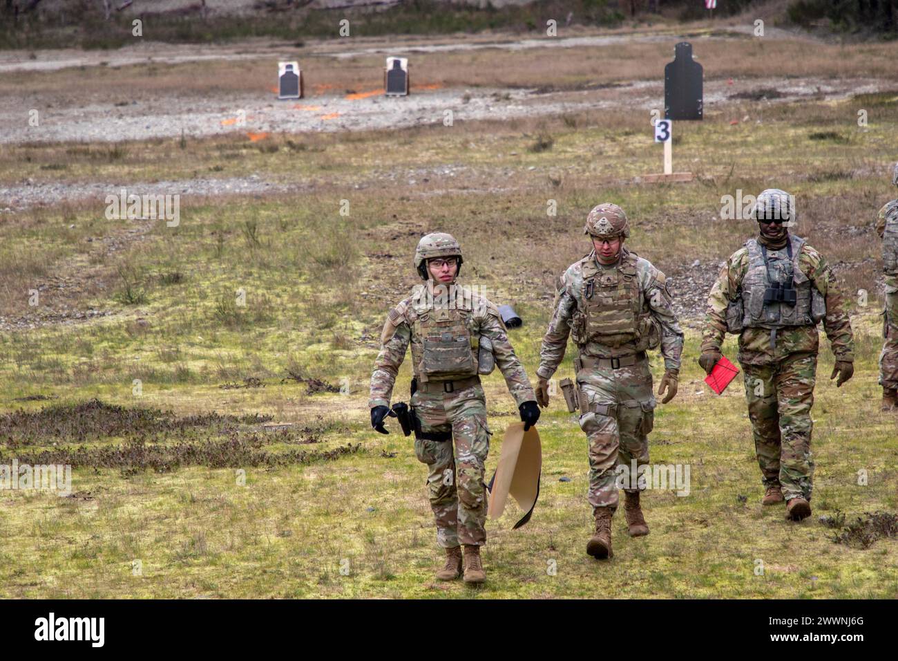 Sgt. Edgardo Suarez, der 42. Militärpolizeibrigade zugeteilt wurde, holt seine Ziele während des 1. Korps-Kampfwettbewerbs in der Joint Base Lewis-McChord, Washington zurück. Februar 2024. Der erste Korps-Wettkampf umfasste Veranstaltungen wie den Army Combat Fitness Test, den 3-Kanonen, Holey-Moley und Oxymoron; alle diese Veranstaltungen testeten die Soldaten, um zu sehen, wer gewinnen und weiterziehen würde, um im US Army Forces Command-Wettkampf zu konkurrieren. Armee Stockfoto