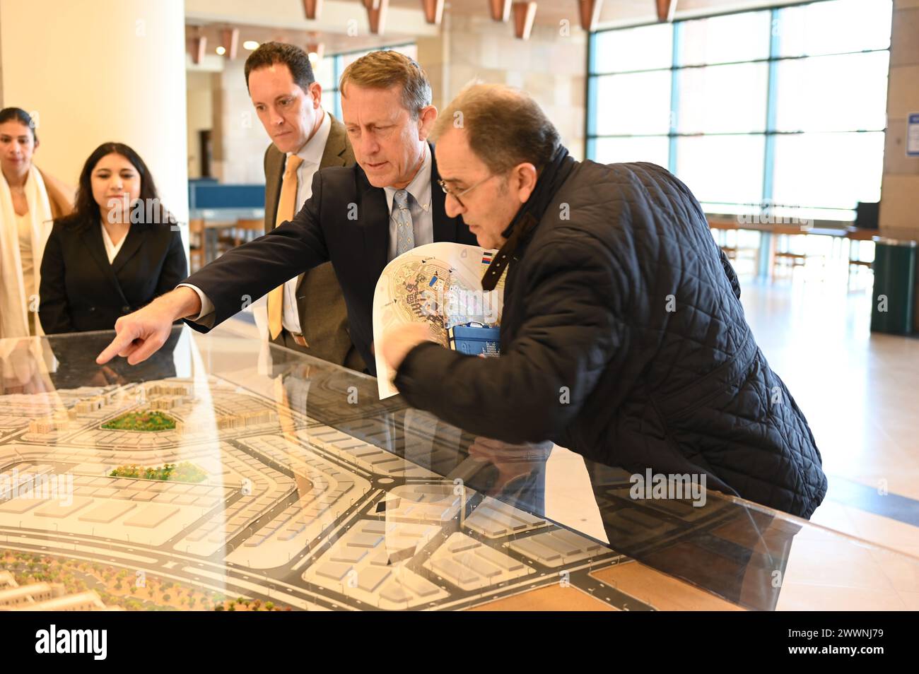 USAID ME SDAA Andrew Plitt, AUC President Ahmad Dallal und USAID Egypt Mission Director Sean Jones untersuchen ein architektonisches Modell des AUC Campus, 5. Februar 2024. Während seines Besuchs in der AUC tourten Andrew Plitt und USAID Egypt Mission Director Sean Jones auf dem Campus, trafen sich mit der Hochschulleitung, tourten auf dem Campus und führten ein Gespräch mit Studenten, die Stipendien über USAID-Programme erhalten haben, die von der AUC implementiert wurden. Alle Stockfoto