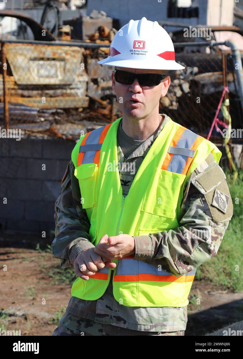 Oberst Jess Curry, Befehlshaber des Wildfire Recovery Field Office in Hawaii, detaillierte Trümmerbeseitigungsoperationen an die Leiter der FEMA und der Small Business Association während einer Tour in der Nähe der historischen Lahainaluna Road Lahaina, Hawai’i, 7. Februar 2024. Das U.S. Army Corps of Engineers überwacht die Mission zur Beseitigung von Trümmern unter einer Mission der Federal Emergency Management Agency. dies ist Teil einer koordinierten Bemühung mit der Hawai’i Emergency Management Agency, dem County of Maui und der U.S. Environmental Protection Agency, Gebiete der Insel zu säubern, die von den Waldbränden am 8. August 2023 betroffen sind. (WIR Stockfoto
