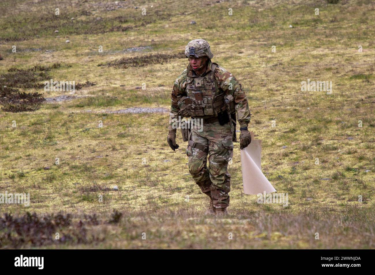 Sgt. Ramon Stafford, der 42. Militärpolizeibrigade zugeteilt wurde, holt seine Ziele während des 1. Korps-Kampfwettbewerbs in der Joint Base Lewis-McChord, Washington zurück. (JBLM) 27. Februar 2024. 13 Teams mit Einheiten aus JBLM nahmen an der ersten Korps-Meisterschaft Teil, bei der sie in verschiedenen Veranstaltungen ihre Fähigkeiten im Schusswaffenschießen testen. Armee Stockfoto