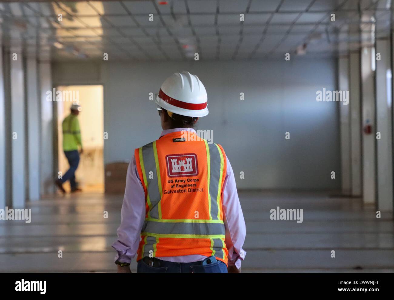 Dora Molina, eine Projektingenieurin des U.S. Army Corps of Engineers, Bezirk Galveston, führt am 13. Februar 2024 eine Standortbesichtigung auf dem temporären Schulgelände in Lahaina, Hawai’i durch. USACE baut die Schule als vorübergehenden Ersatz für die King Kamehameha III Elementary School, die durch die Waldbrände am 8. August 2023 beschädigt wurde. (USACE Stockfoto